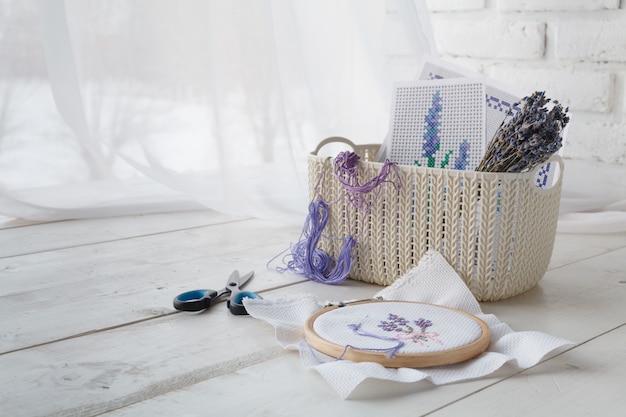 zestawy haftu na stole